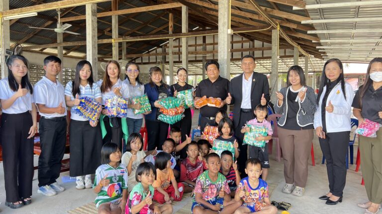 ทีม สพป.ศรีสะเกษ เขต 4 ลงพื้นที่ตรวจเยี่ยมให้กำลังใจ นิเทศ ติดตามการจัดการเรียนการสอนในสถานการณ์สู้รบชายแดนไทย-กัมพูชา ณ ศูนย์พักพิงฯ อำเภอเบญจลักษ์