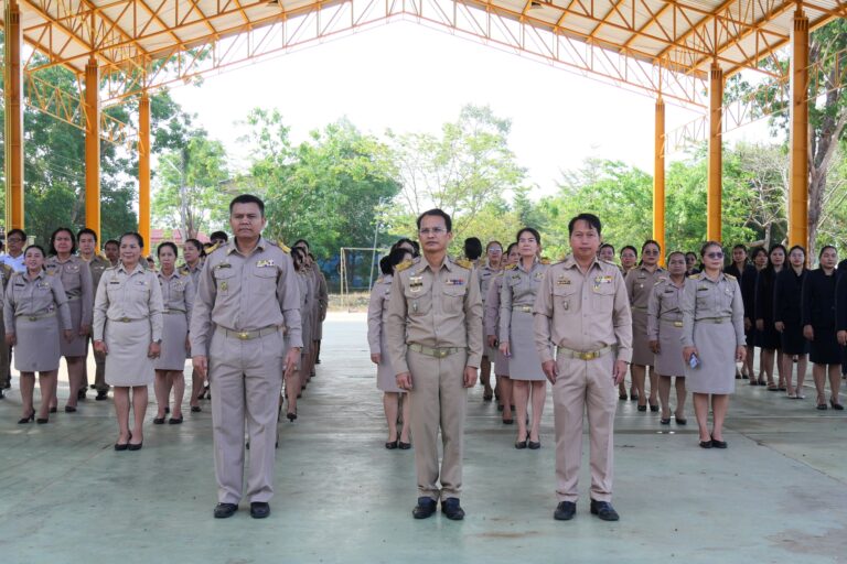 กิจกรรมเข้าแถวเคารพธงชาติ สวดมนต์ไหว้พระ กล่าวคำปฏิญญาเขตสุจริต