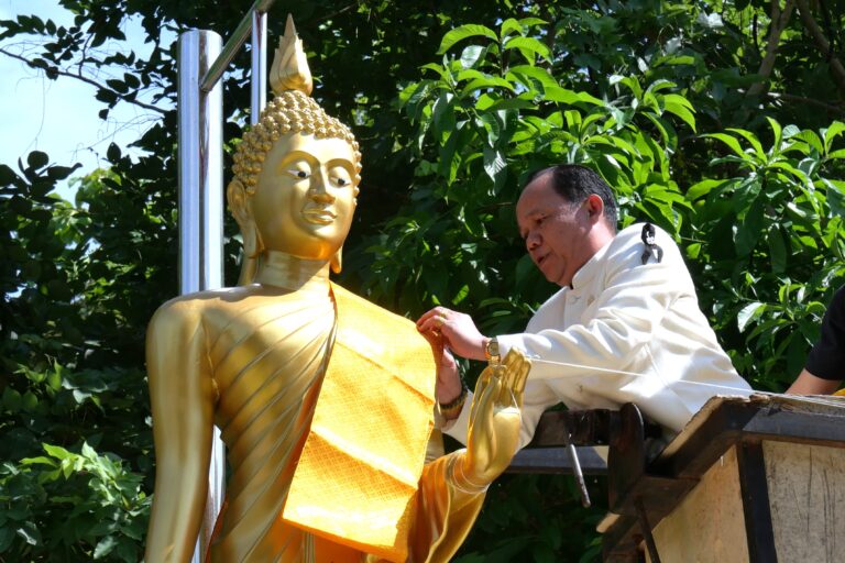 สพป.ศรีสะเกษ เขต 4 จัดพิธีทำบุญตักบาตร และเปลี่ยนผ้าสไบห่มองค์ “หลวงพ่อประทานพร” (พระพุทธศากยมุนี ศรีรัตนโบรีปูชิต) เสริมความเป็นสิริมงคล