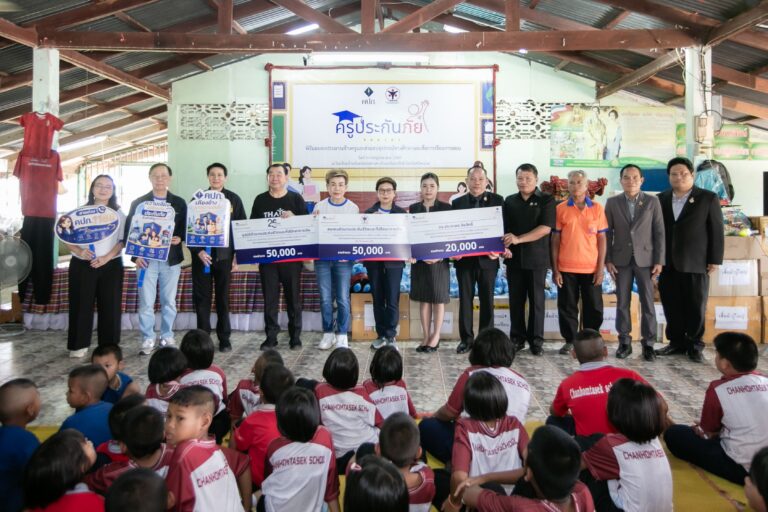 พิธีมอบงบประมาณจ้างครู และส่งมอบอุปกรณ์ทางการศึกษาและสื่อการเรียนการสอน โรงเรียนบ้านจันทน์หอมตาเสก